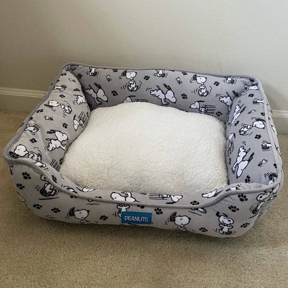 Peanuts gray snoopy dog bed - Picture 1 of 2
